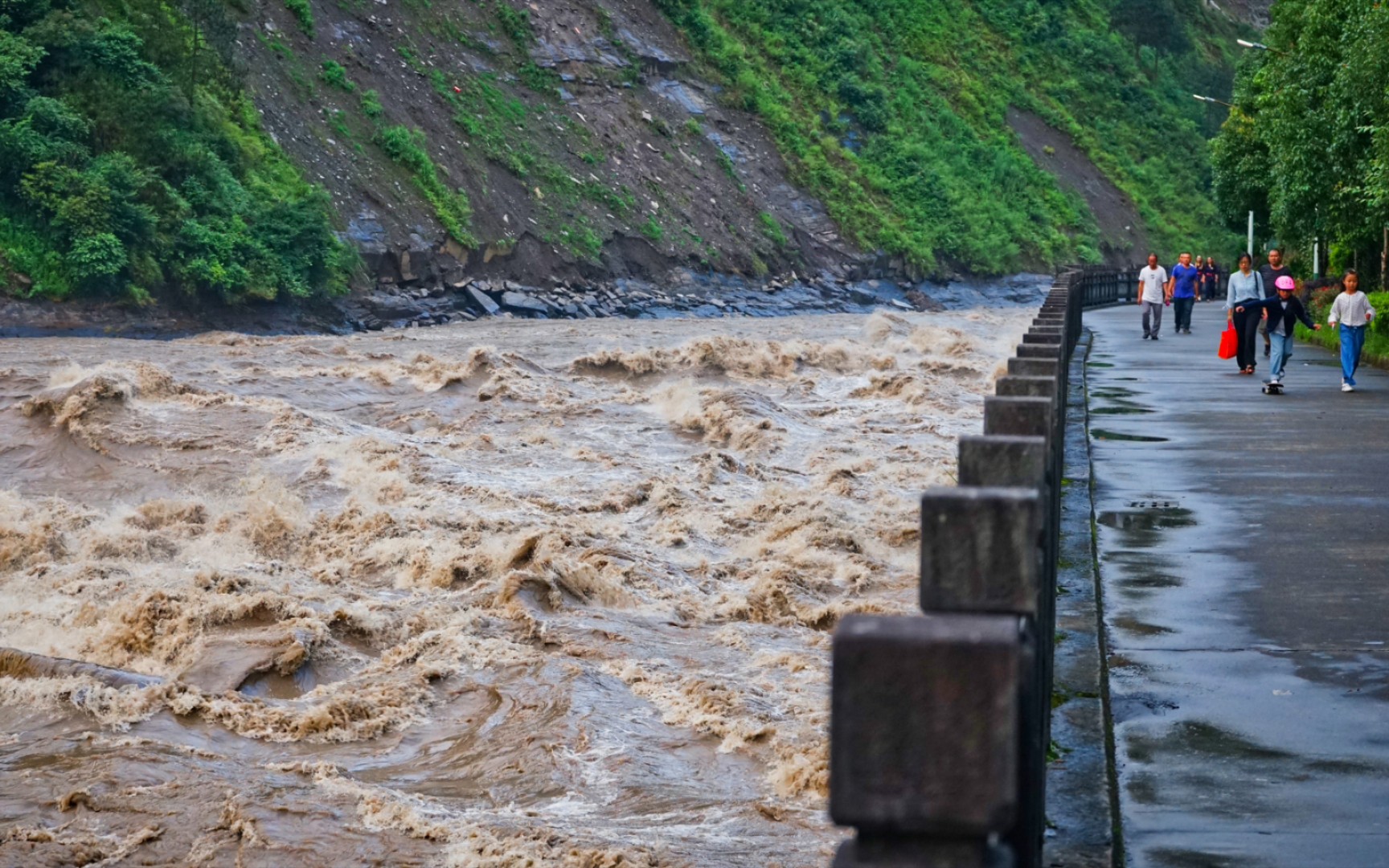 实拍雨季中的云南怒江大峡谷,高黎贡山独龙族怒族自治县城哔哩哔哩bilibili