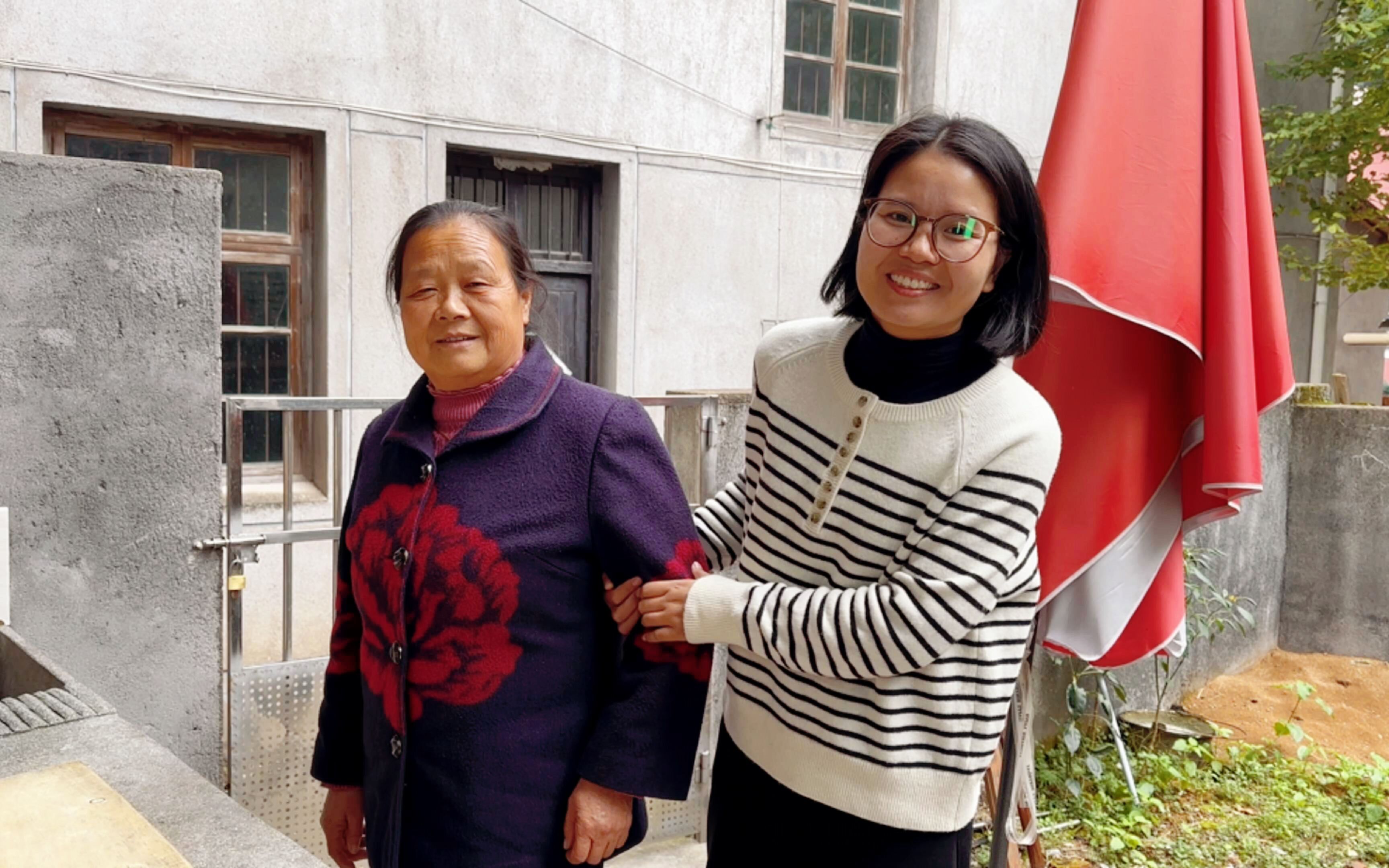 浙江农村降温了,儿媳妇一大早拉着婆婆去干啥?儿媳的举动真有心