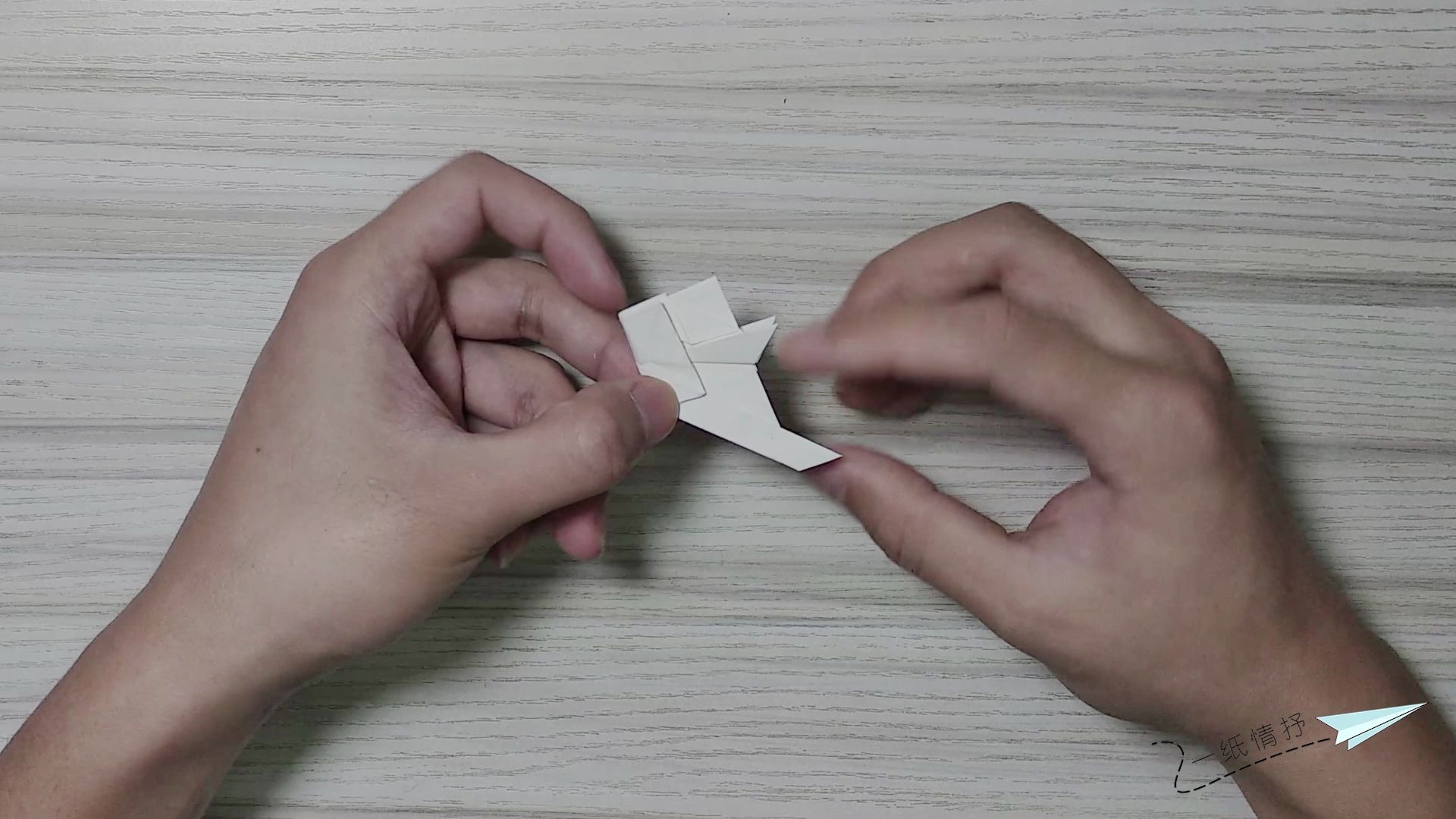 用纸折一个宇航员亲子手工