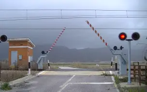 Скачать видео: 【西班牙铁路道口】车临铁道口·雾蒙远山峦