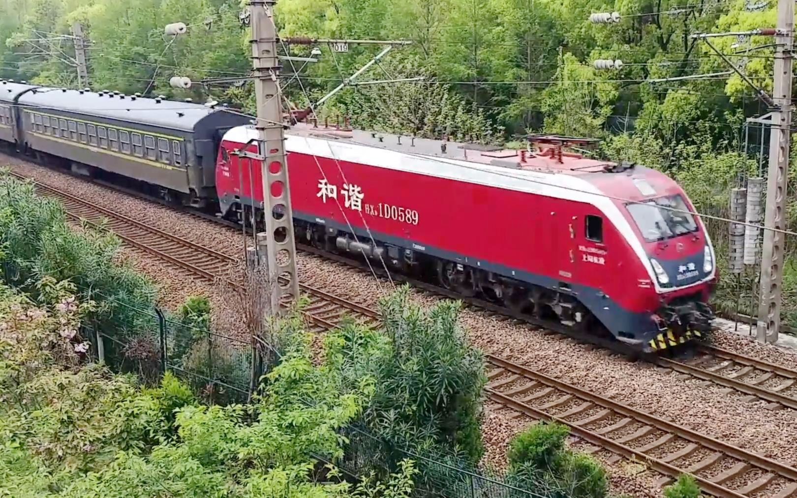5节编组的25b型绿皮火车,hxd1d牵引8504次由南星桥开往乔司
