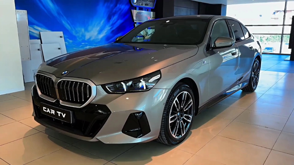 新车赏新,实拍2024款全新宝马5系内外部细节静态高清展示!太帅气了