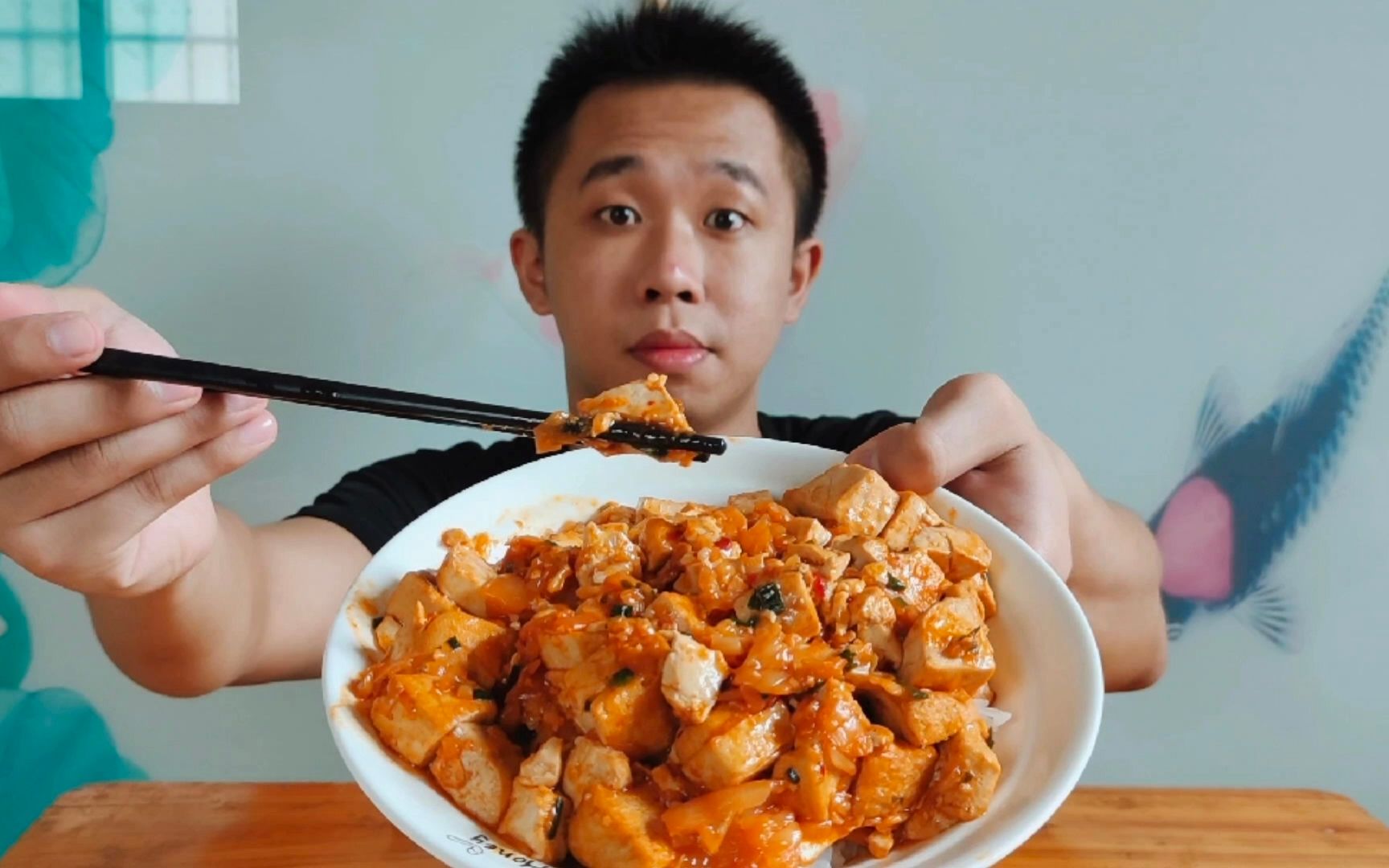 辣白菜剁碎了炒豆腐,拌着刚出锅的大米饭,大柯吃得香