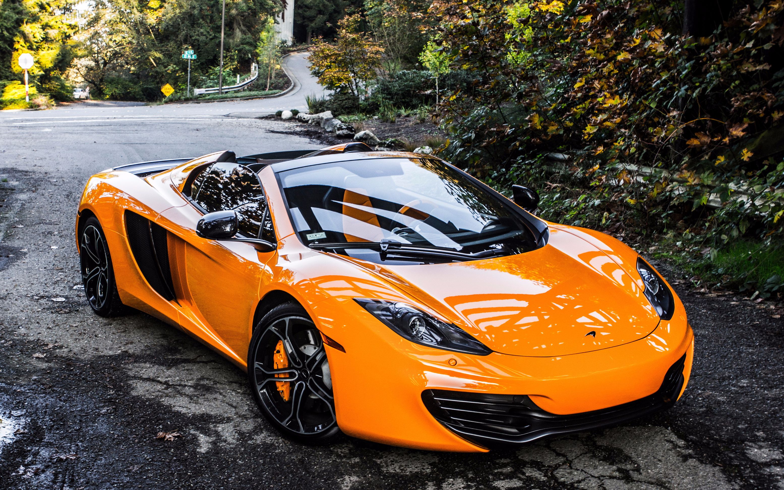 极品飞车迈凯伦spider淡粉色的车身甩开追捕