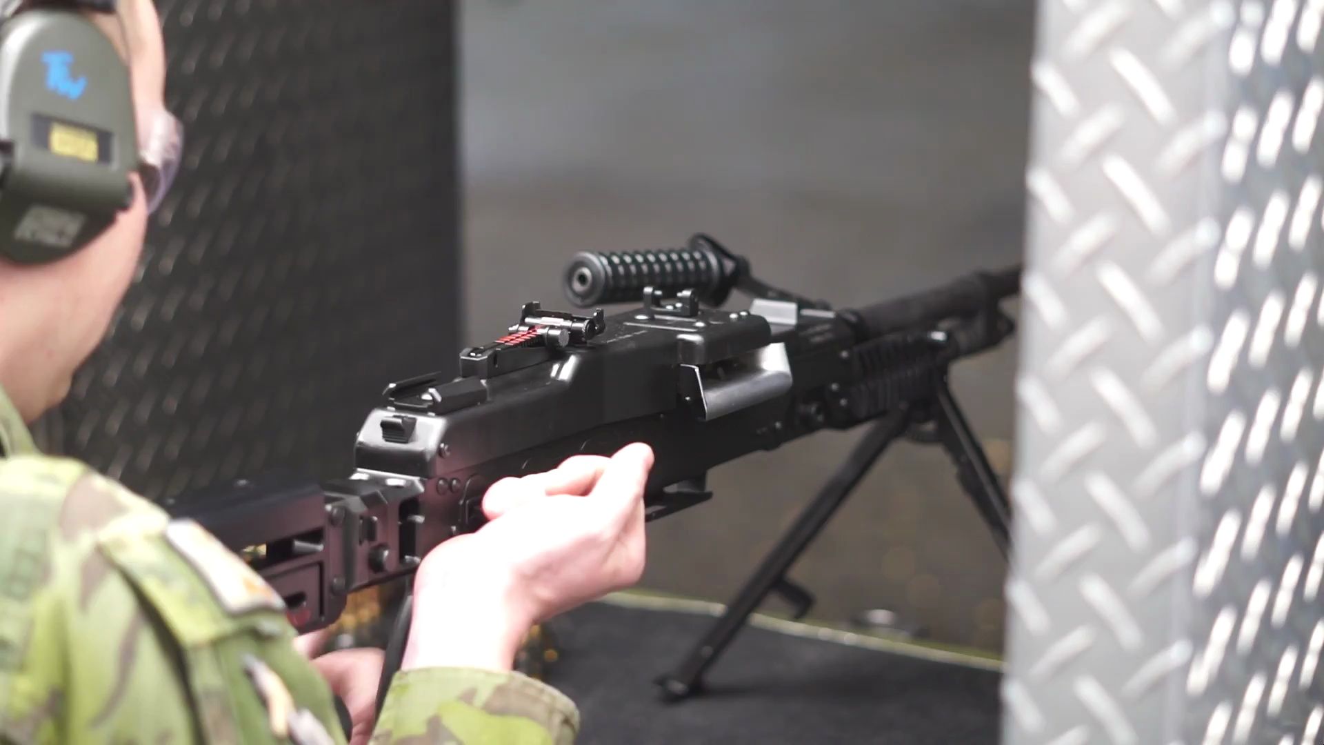 波兰ukm-2000机枪靶场射击