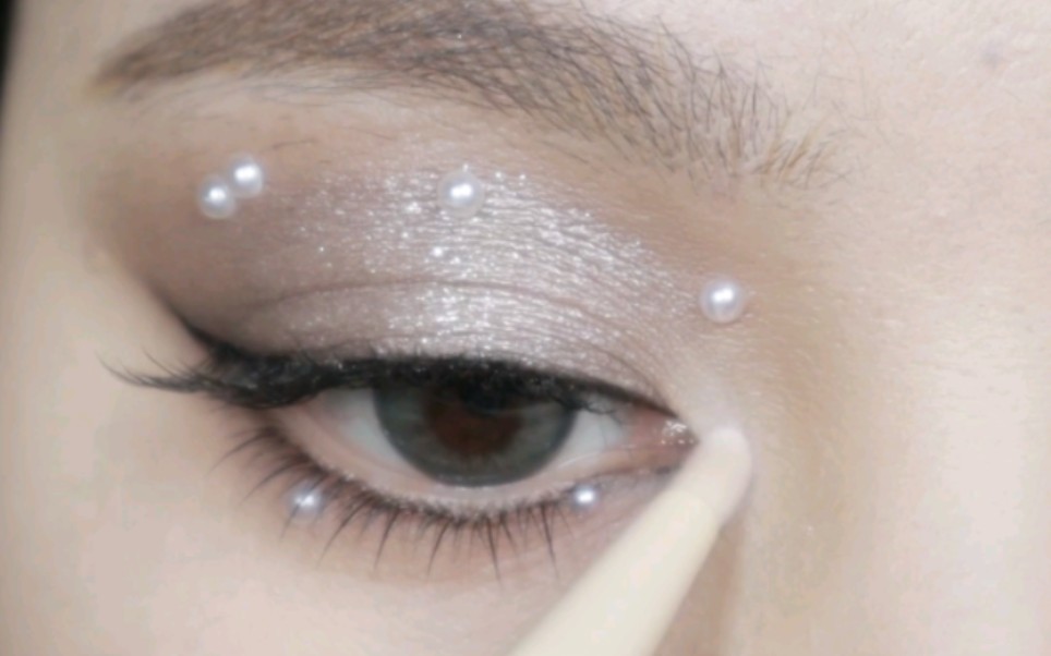 银色烟熏珍珠眼妆|赶个末班车