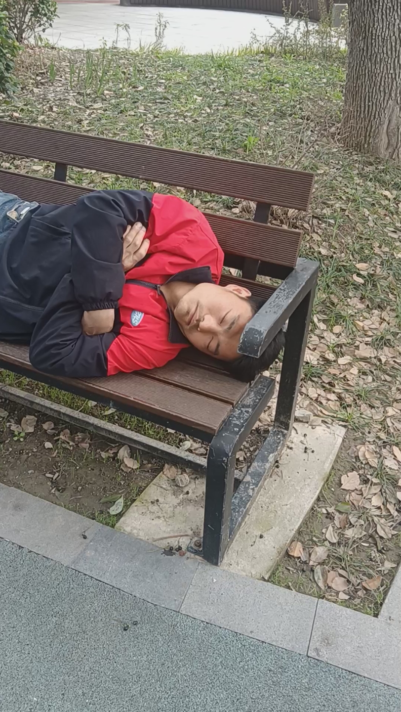 公园偶遇帅哥睡着了