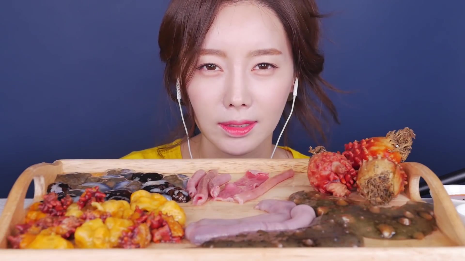 韩国美女吃播,生吃海参配海鞘,海肠,真的是太敢吃了!