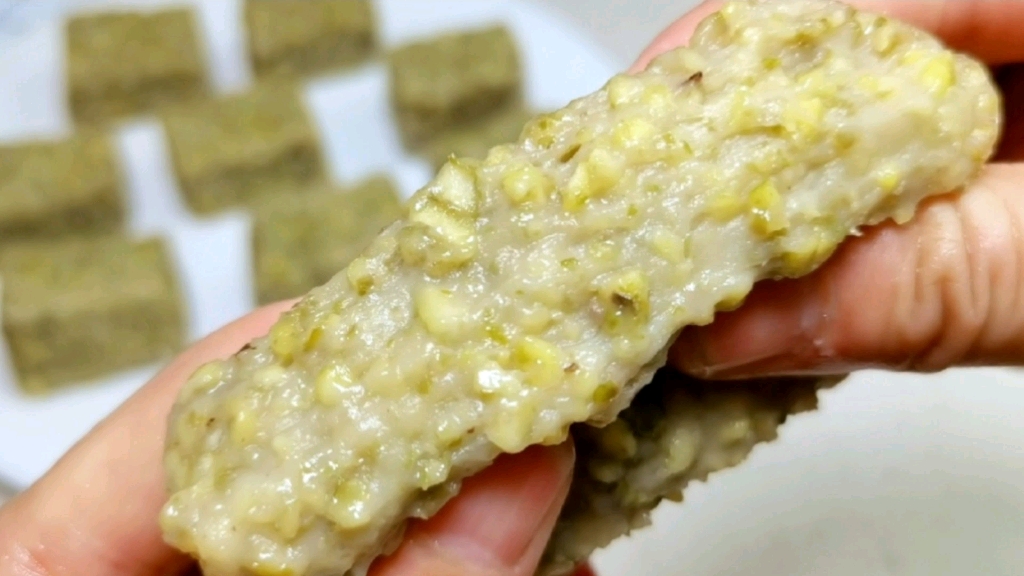 入夏早餐,给孩子蒸清甜软糯还解暑的绿豆糯米糕,吃得健康又开心