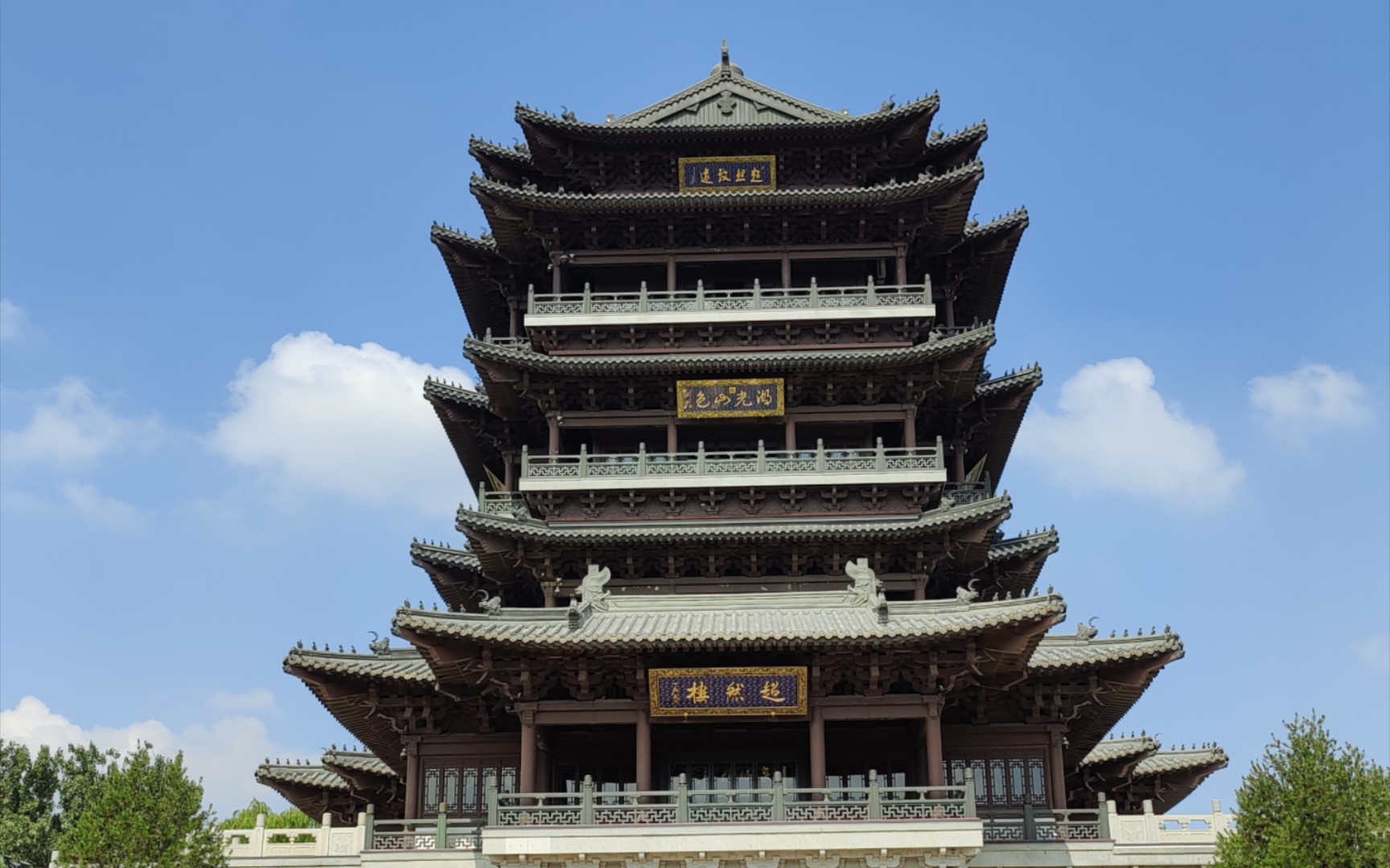 多少小伙伴等待超然楼亮灯,给你们看看阳光下不亮灯的超然楼.