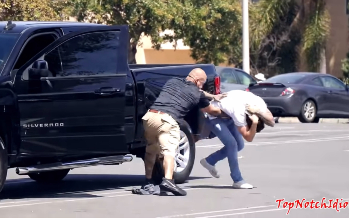 [图]Youtube美国街头恶搞 凶狠哥假扮偷车贼最终被暴打 Stealing the car in the hood 最硬核prank之一