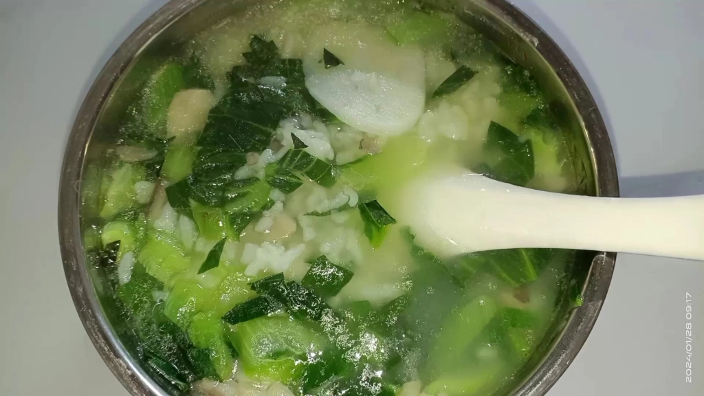 这个烧法 也是我们小时候外婆奶奶烧的最多的,清鲜味美浓汤青菜年糕