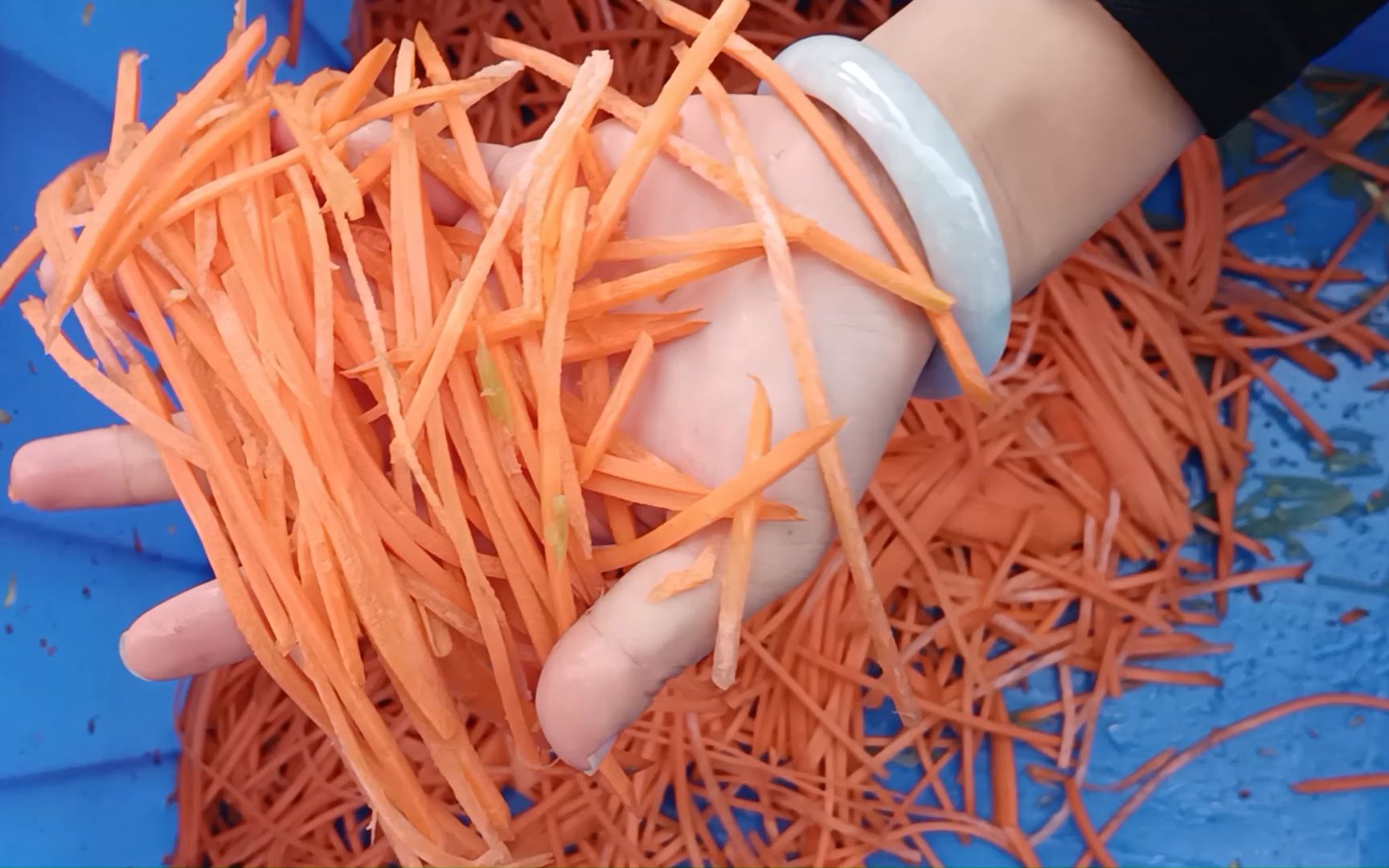 胡萝卜刨丝切丝 这机器厨房不得多备几台