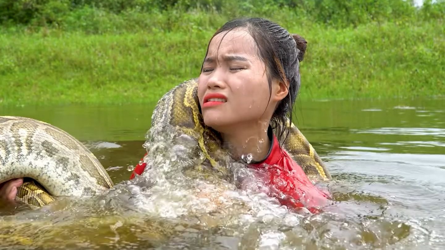 女人河边洗脚,却突然被一条巨蟒缠住