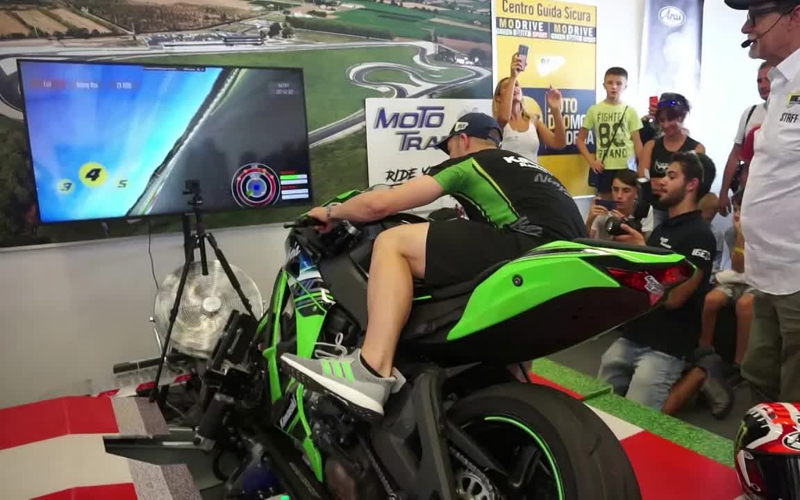 [图]WSBK世界冠军Jonathan Rea骑摩托车模拟器