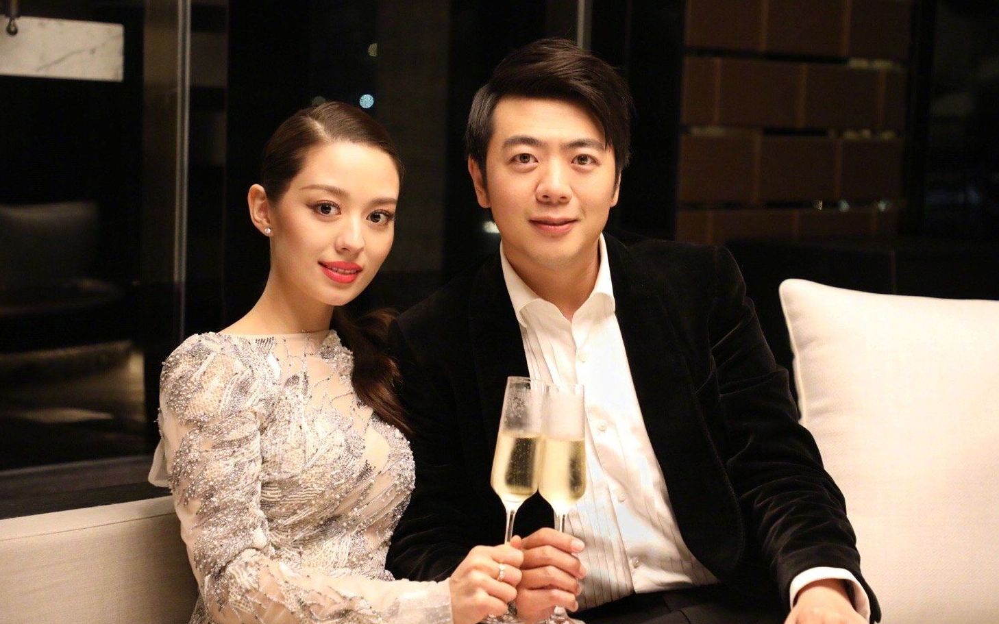 娱乐圈里的明星夫妻:吉娜郎朗当中秀恩爱,应采儿告白陈小春