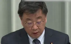 Descargar video: 日本首相闪电访乌送给泽连斯基一只“饭勺”