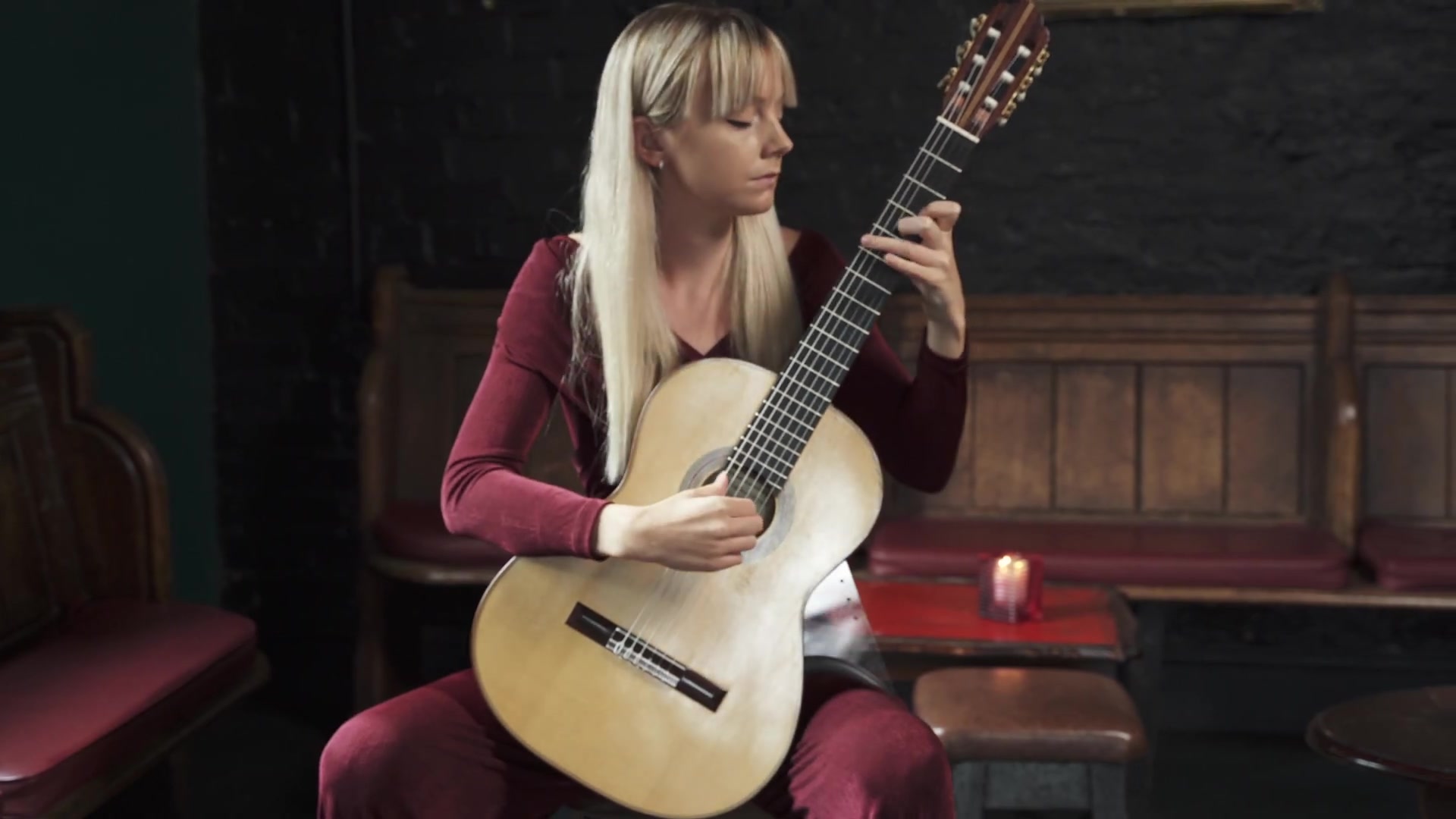 美女古典吉他手alexandrawhittingham弹奏juliafloridaagustín