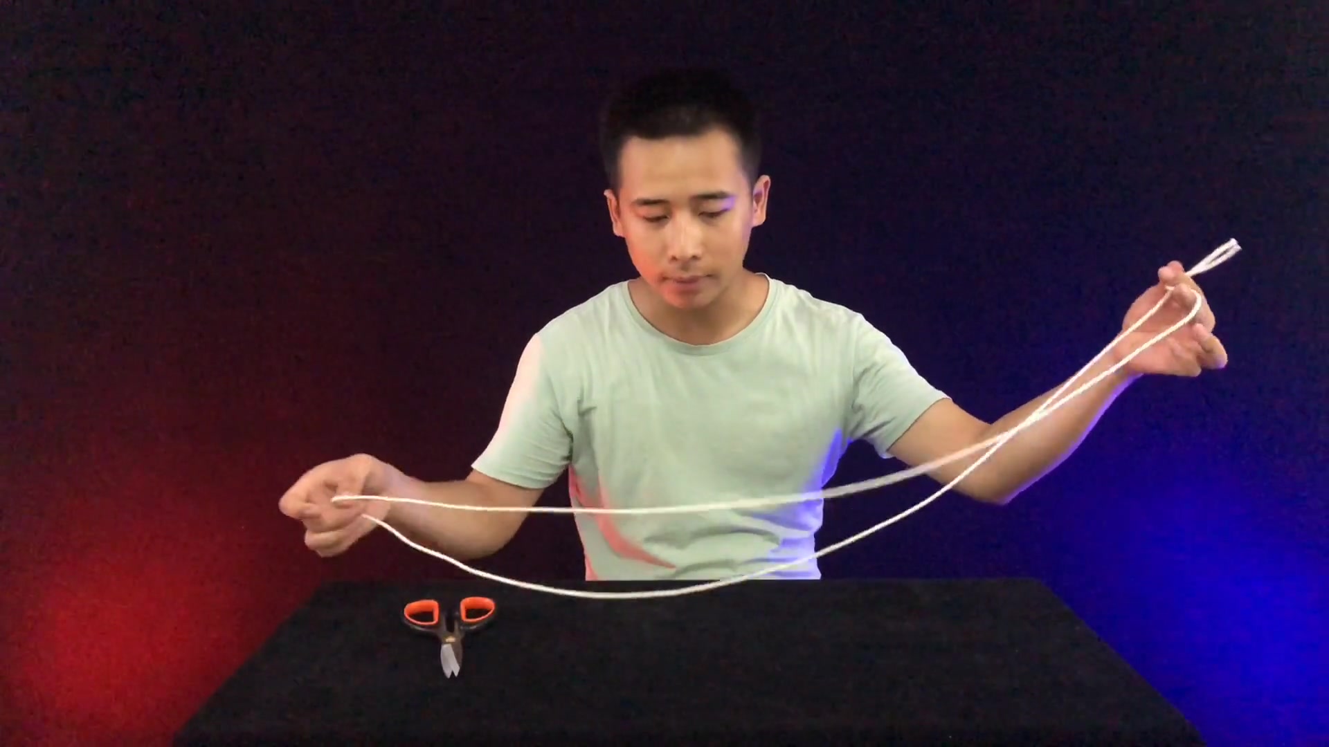 播放量超过100万的街头魔术"断绳还原",原理真简单