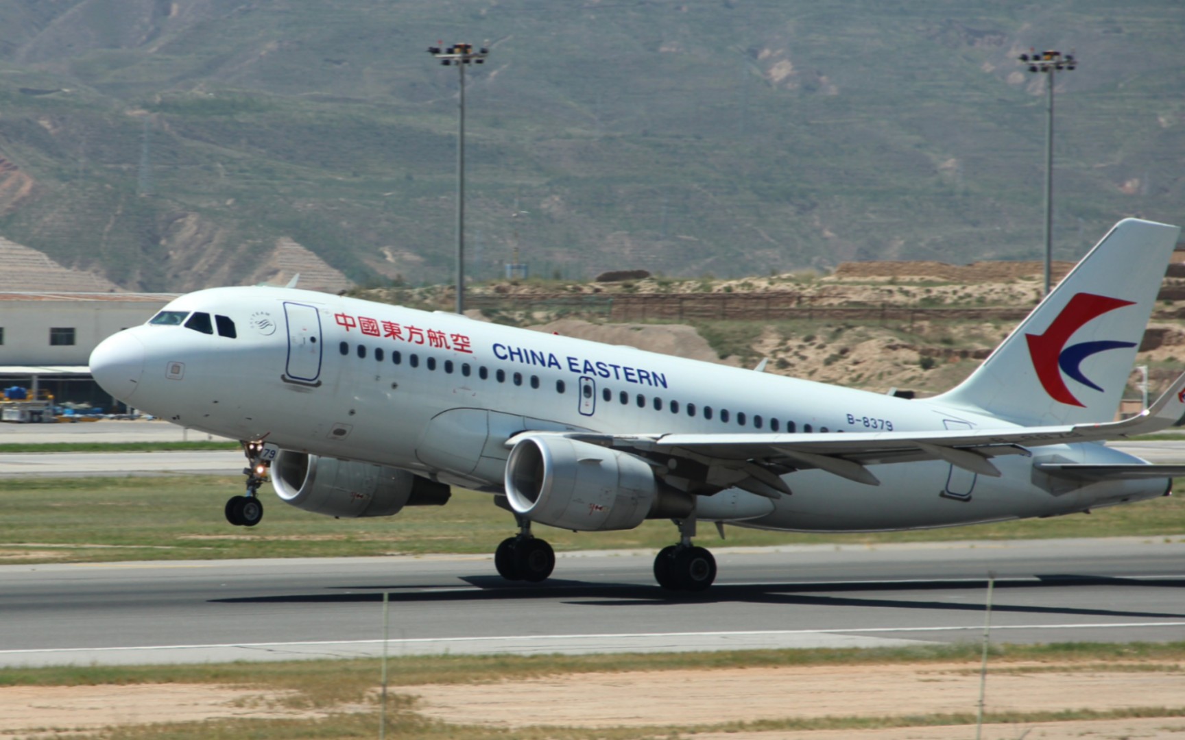 西宁曹家堡机场 中国东方航空a319-133c 11#跑道起飞
