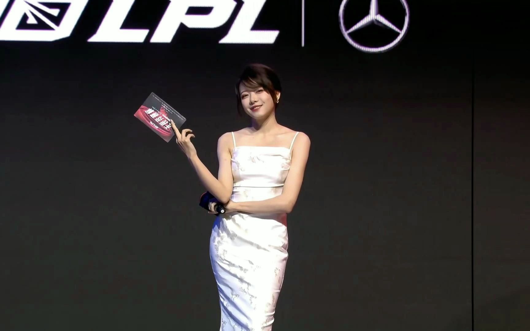 骆歆今日开场pose,一天不看浑身难受!