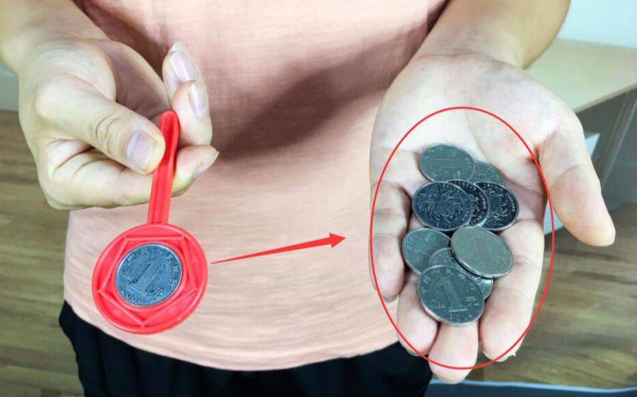 魔术揭秘:空手连续变出10个硬币,原来机关在这里