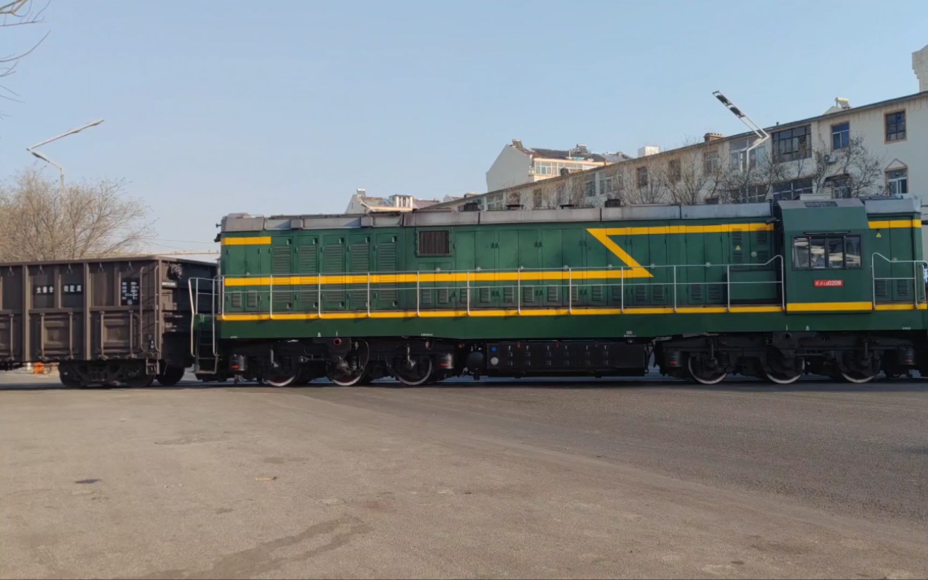 太原太钢东门外恒山路道口刷绿的东风12-0208动调c80大秦铁路专用敞车