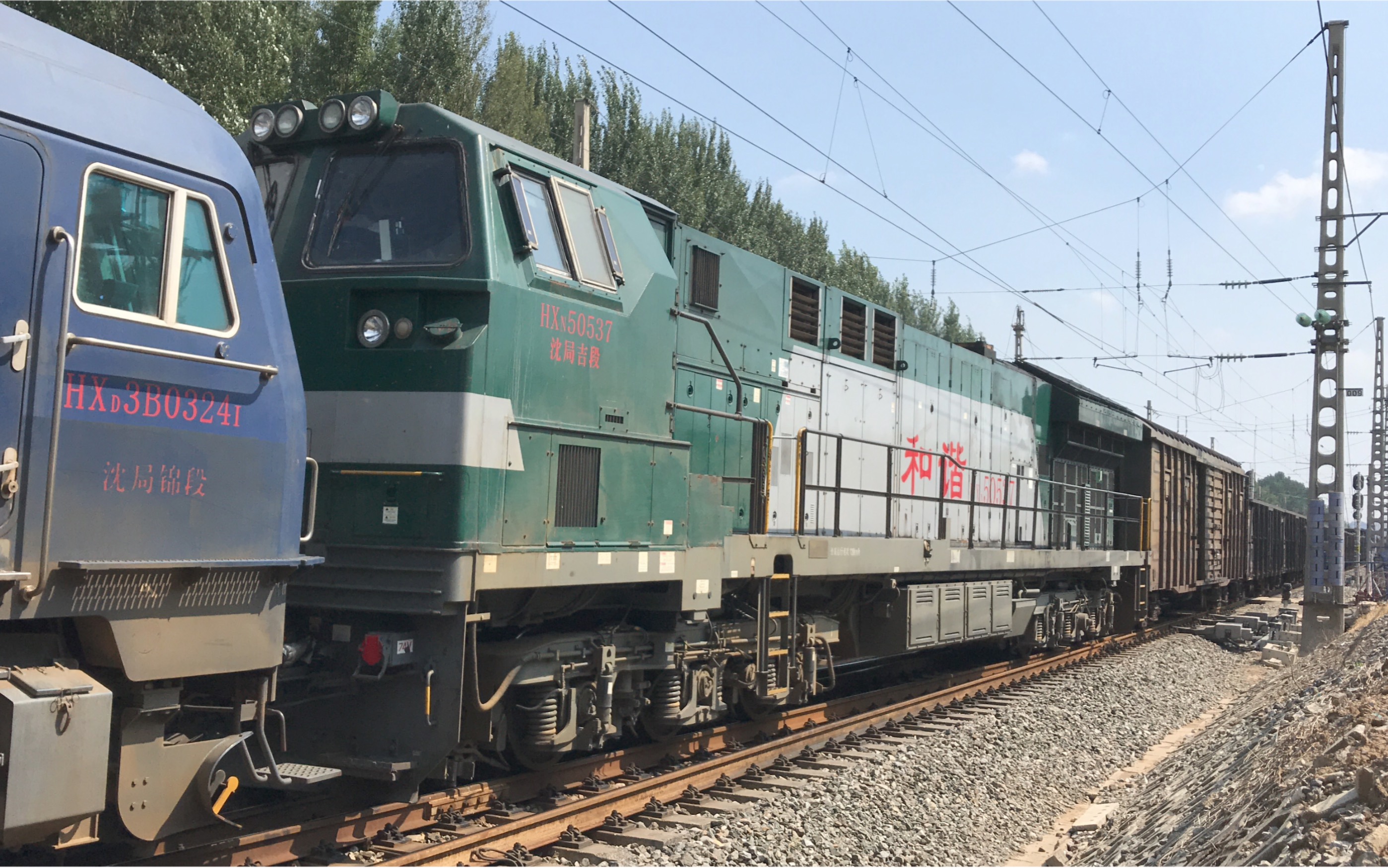 运行于沈山线的"油电混合动力"货物列车沈局锦段hxd3b0324重连沈局吉