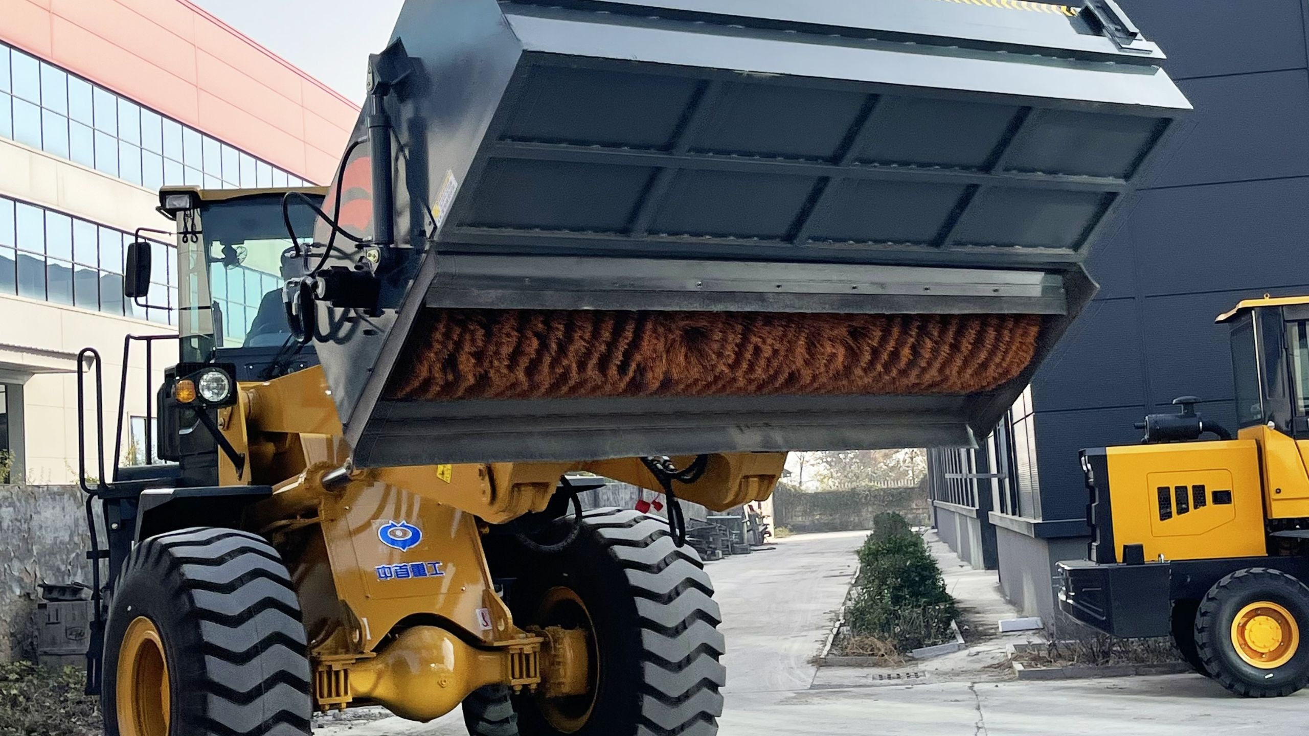 前进型清扫器通常利用装载机液压系统提供动力通过液压马达驱动清扫