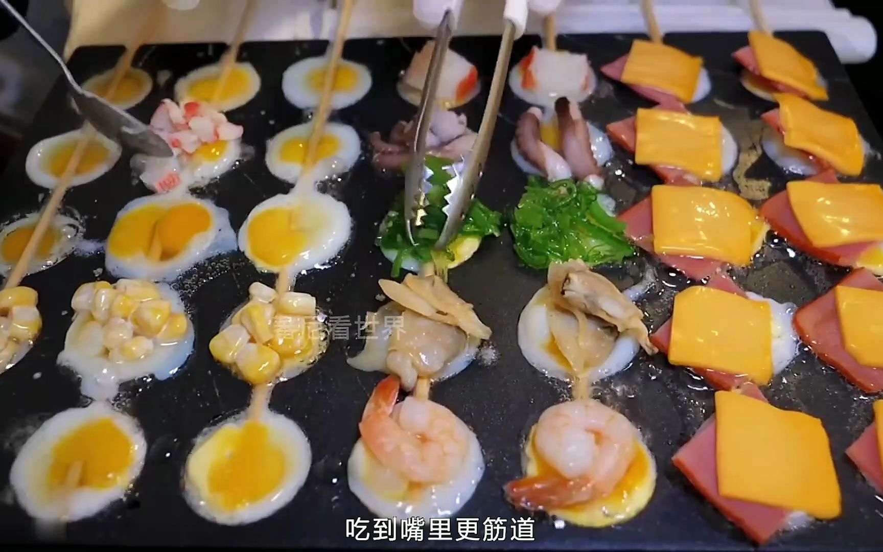 街头小吃豪华版烤鸟蛋,5颗一串,一串卖12元,每天能卖出两千串