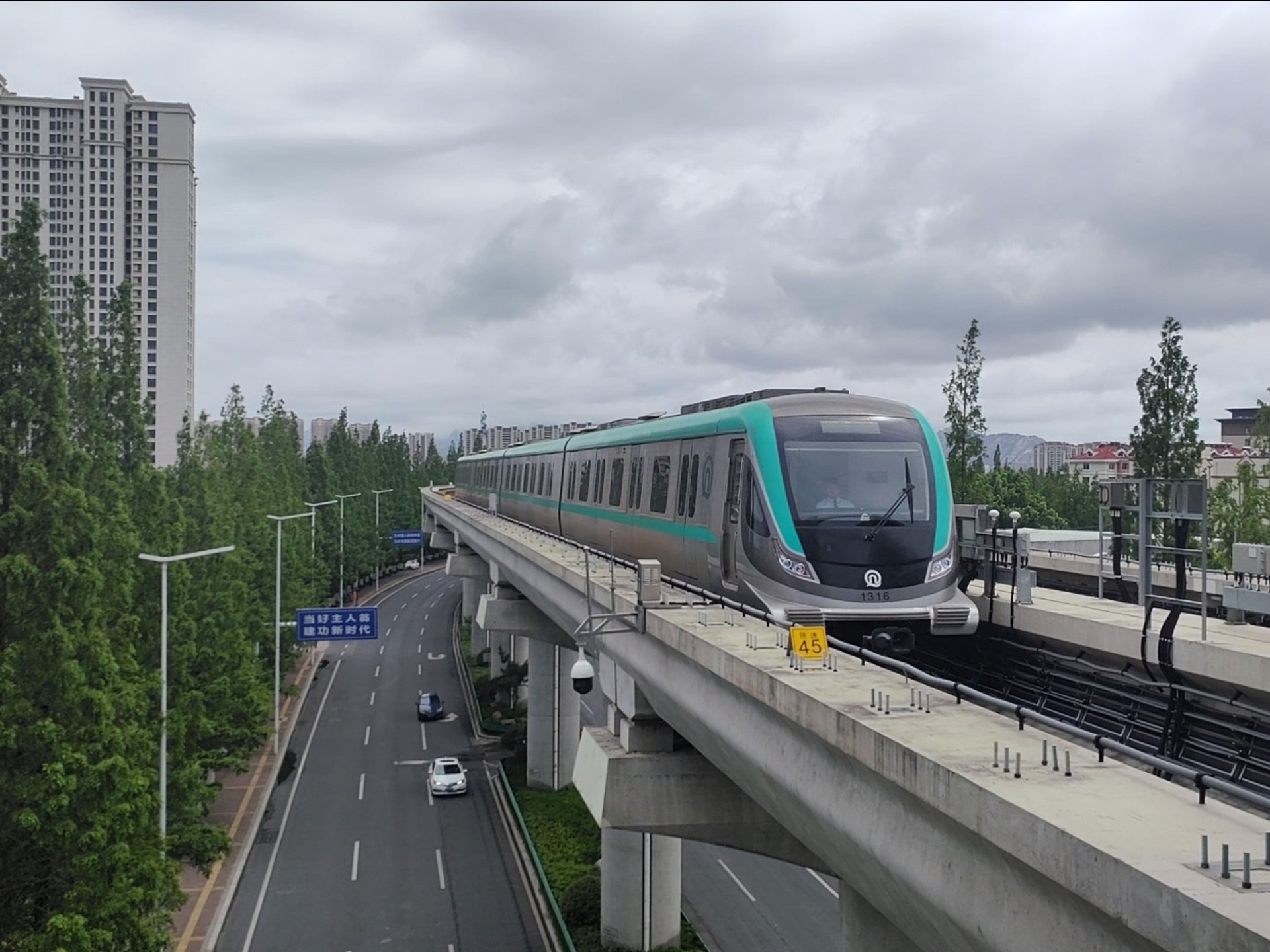 青岛地铁西海岸快线驶入双珠路站