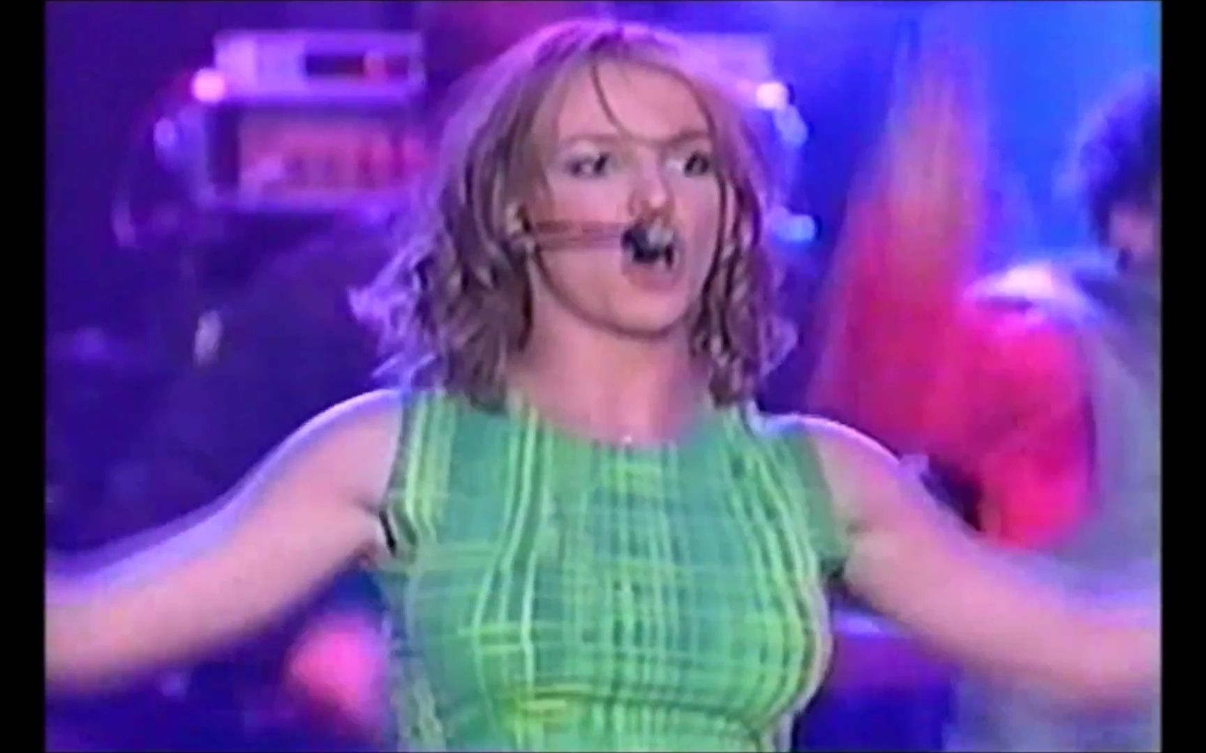 [图]Britney Spears - Crazy + Baby One More Time Live The Big Help 1999