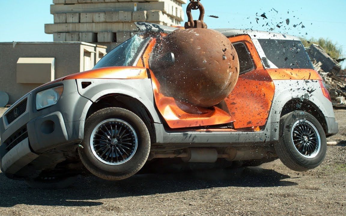 重达4吨的铁球砸向汽车会怎样?牛人亲测,看汽车惨状就明白了!