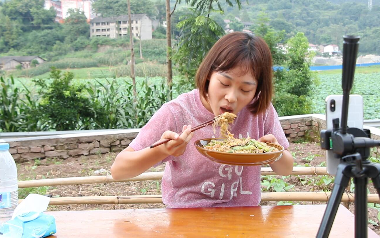 秋妹做了炒粉干,用柴火一顿爆炒,边吃边直播,好吃到停不下来