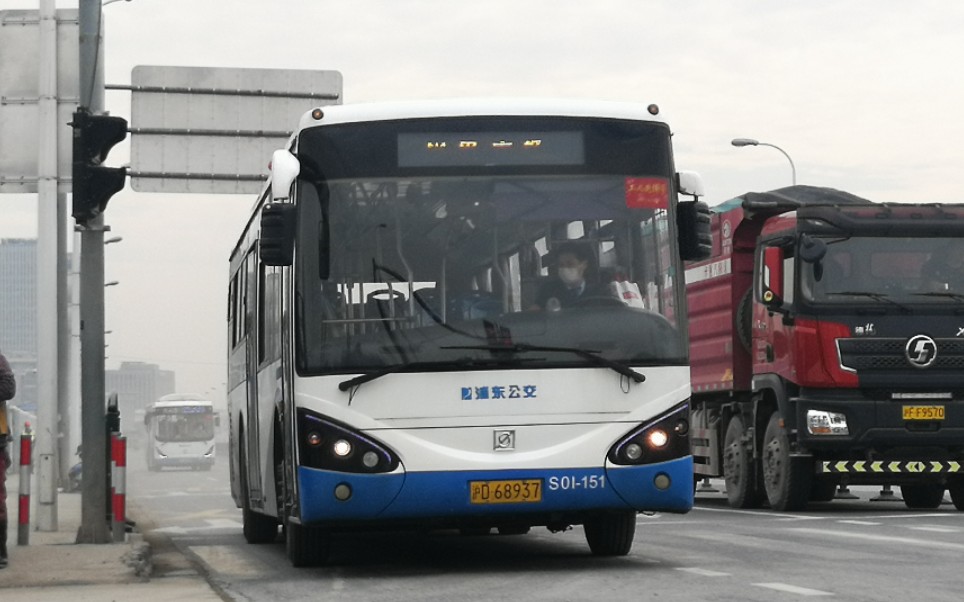 (浦东南汇)上海周南线区间公交车终点站雪野二路世博大道离站(雪野二