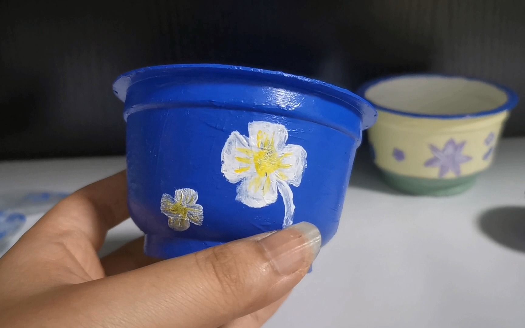 老酸奶的瓶子画一画,变废为宝,期待它种上多肉的样子