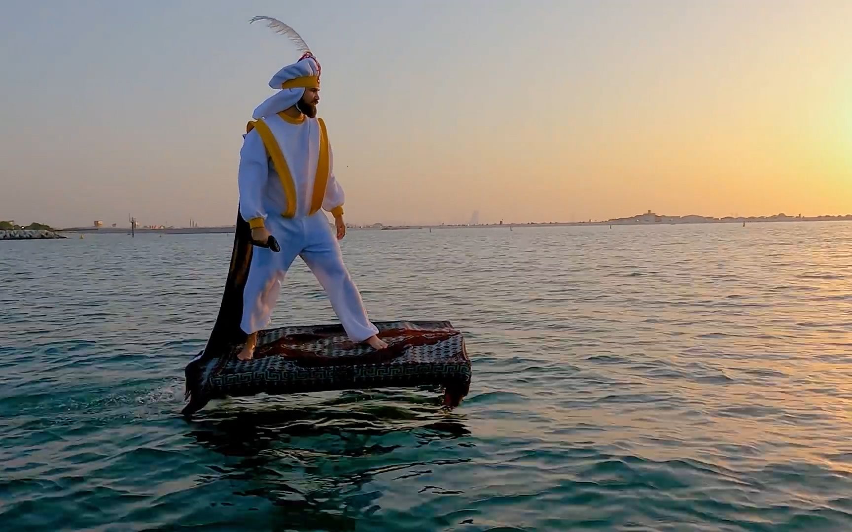 真有魔法?国外男子骑魔毯横穿街头,飞向海面水上狂飙秀翻网友