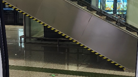 佛山地铁2号线直角塞拉门开关门特写