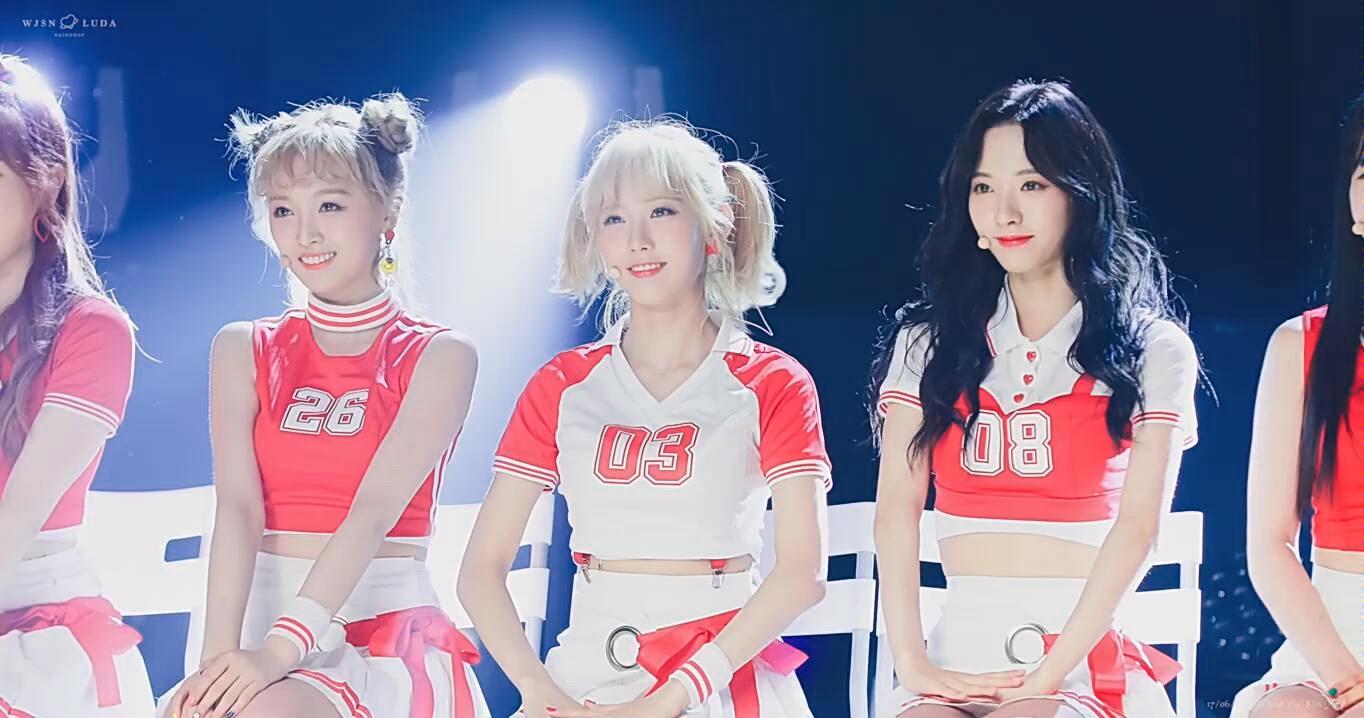 1080p宇宙少女luna宇宙之吻,穿着赛车服表演,给力