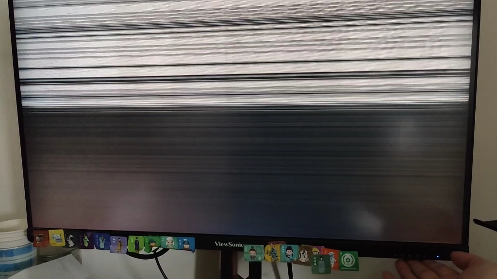 电脑开机闪屏 关一下显示器再开就好了 有大佬知道是咋回事吗