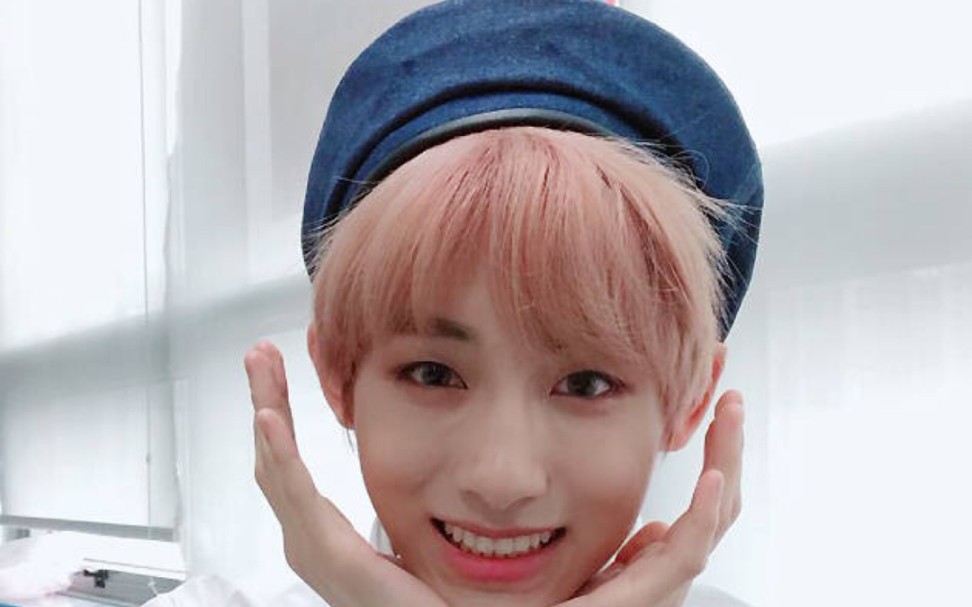 新的一年,nct团宠董思成带着他的贝雷帽给大家祝福了.