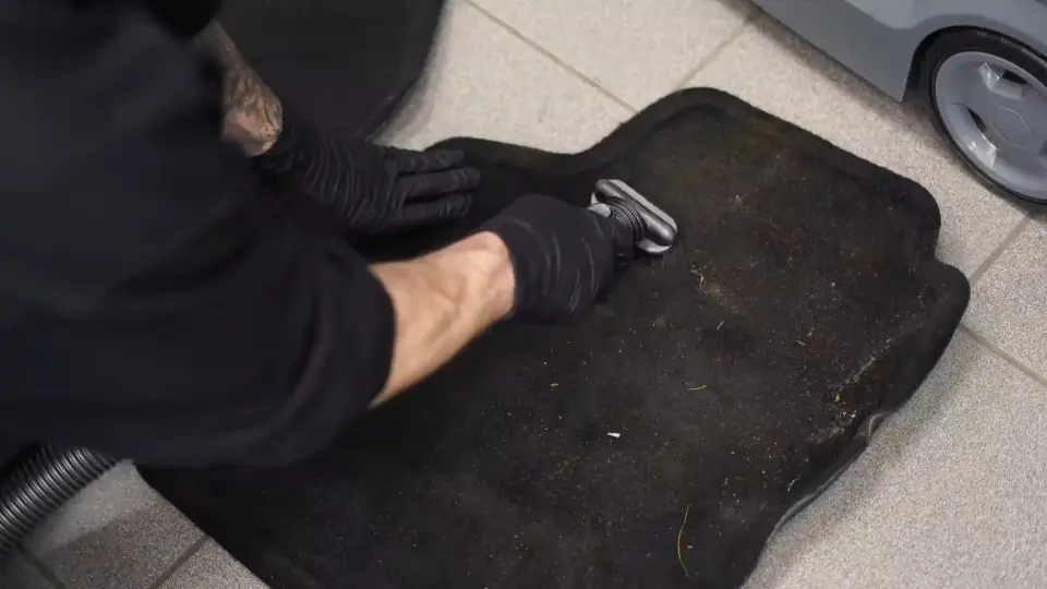 Vermijl-Cleaning The Moldy Interior Of A 30 Year Old Porsche 911