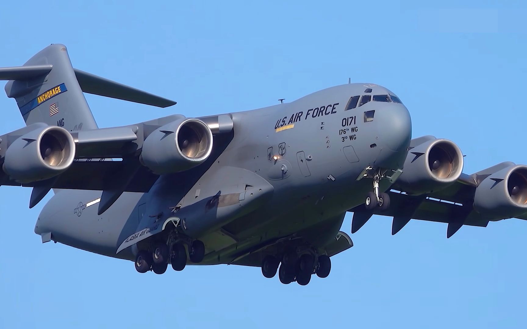 两架降落中的c-17a运输机