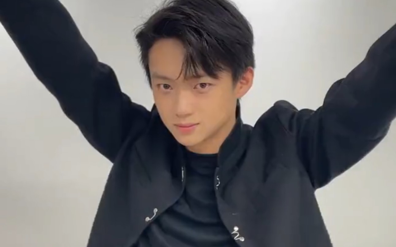 《哥哥你别跑》吴比(徐滨饰)单人开播问候视频～有点活泼可爱啊哈哈