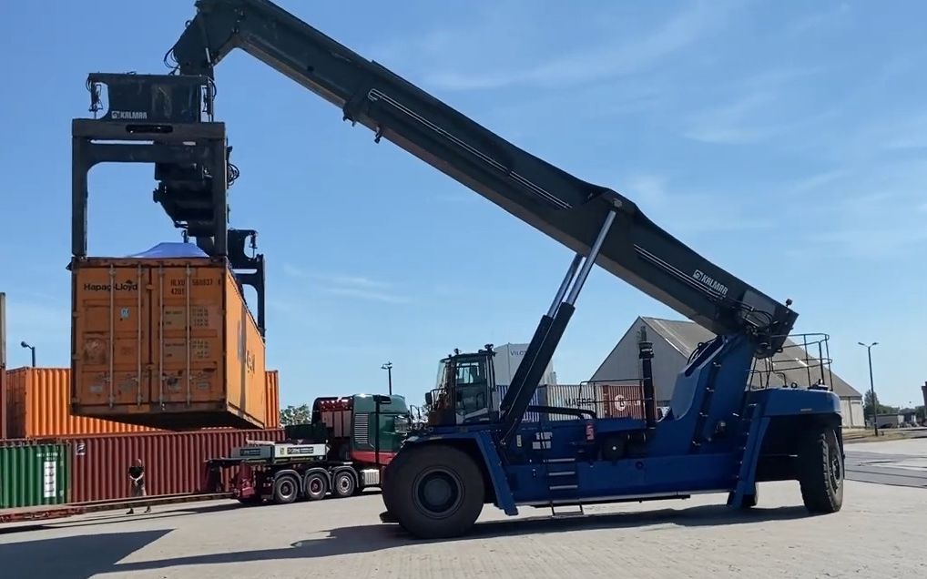 港口集装箱正面吊工作一台机器2000万