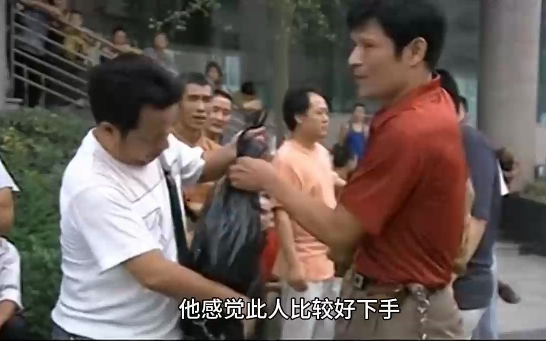 极限追捕12,胡志军顶风作案,这次他盯上了倒外汇的红衣男子