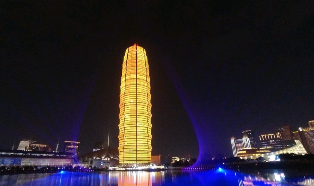 2021郑州玉米楼灯光秀图片
