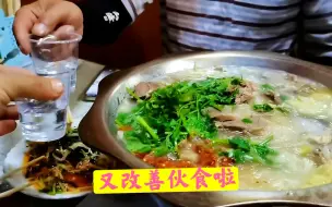 三个农民工去吃火锅，加10张饼凉菜和酒水105元，吃饱喝好真舒服