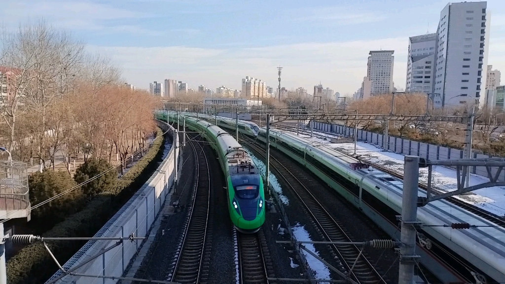 复兴号cr200j(绿巨人)和复兴号cr400af-重联型(金凤凰)同时通过翠林