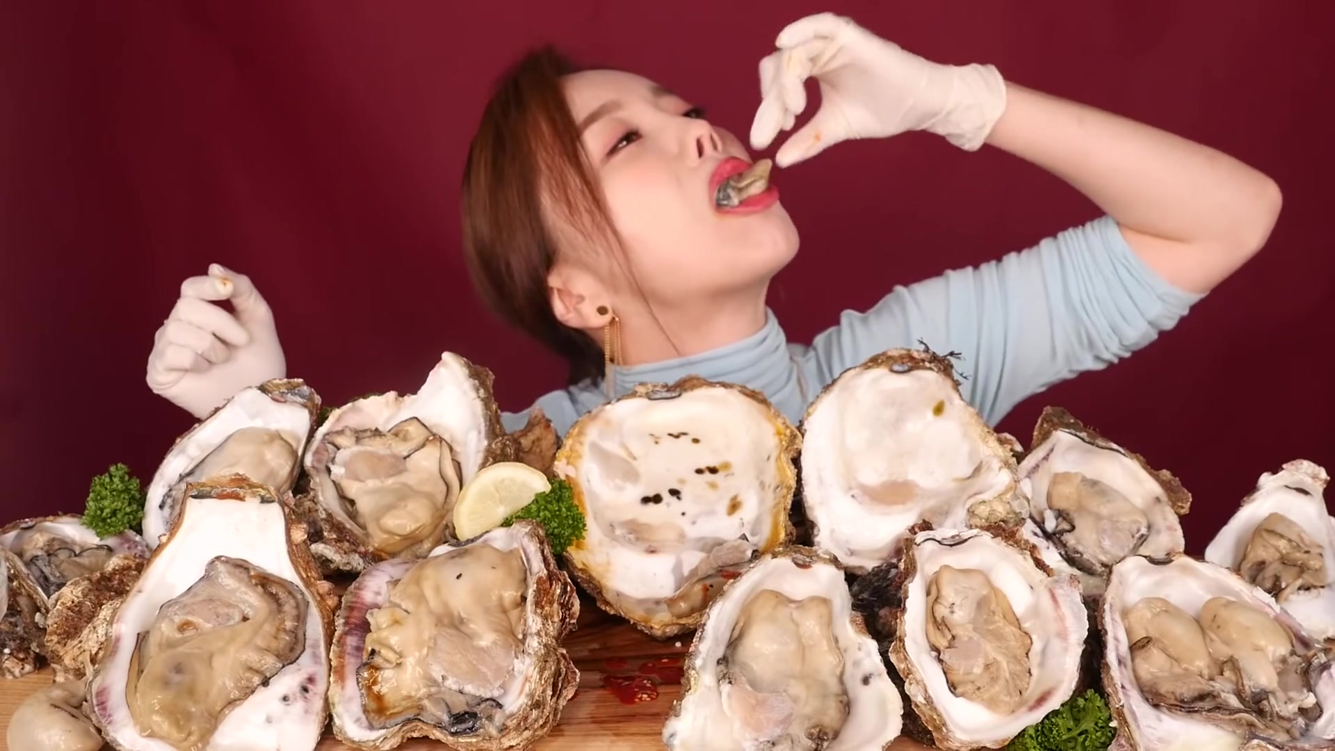 美女试吃海牛奶生蚝看美女主播吃完所有的海鲜美食生蚝